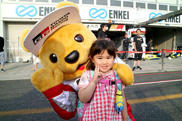 トヨタ くま吉 ピンクと白のチェック柄ワンピースの女の子と@ スーパーフォーミュラ 2016年 第2戦 岡山