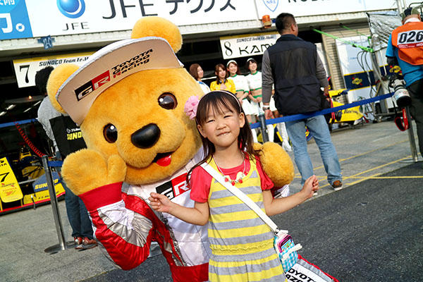 トヨタ くま吉 黄色とグレーのワンピースの女の子と@ スーパーフォーミュラ 2016年 第2戦 岡山