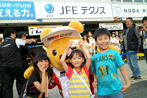 トヨタ くま吉 くま吉ステッカーをゲットした3人兄妹と@ スーパーフォーミュラ 2016年 第2戦 岡山