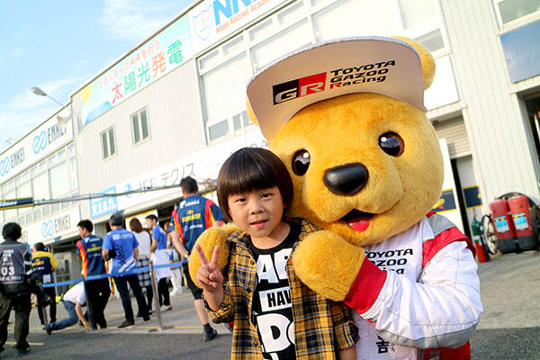 トヨタ くま吉 黄色のチェックシャツの少年と@ スーパーフォーミュラ 2016年 第2戦 岡山