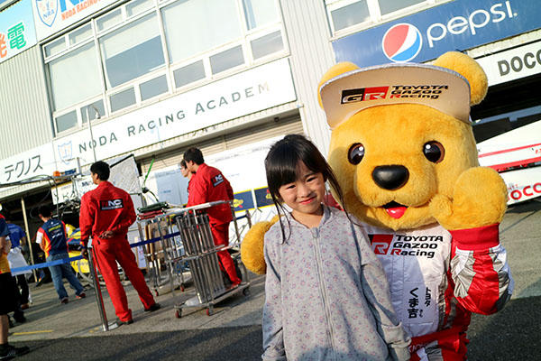 トヨタ くま吉 グレーパーカの女の子と@ スーパーフォーミュラ 2016年 第2戦 岡山