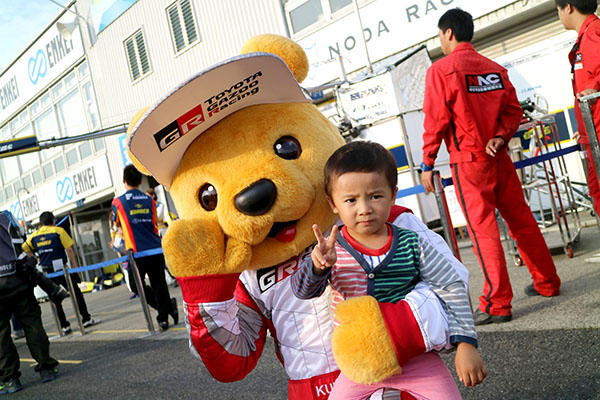 トヨタ くま吉 左右非対称色の服の男の子と@ スーパーフォーミュラ 2016年 第2戦 岡山