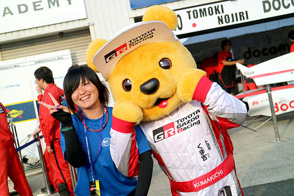 トヨタ くま吉 紫のマニキュアの女性と@ スーパーフォーミュラ 2016年 第2戦 岡山