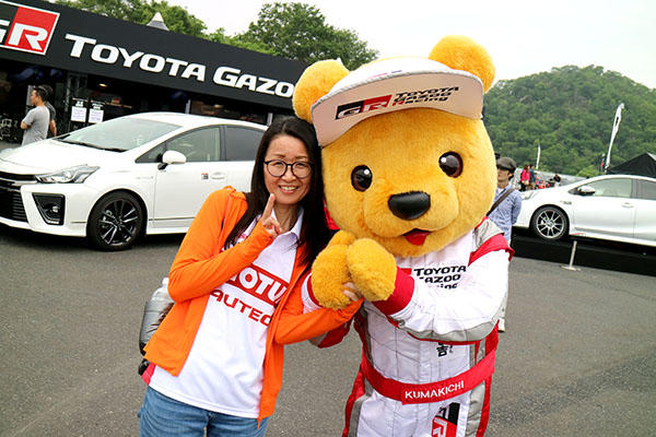 トヨタ くま吉 オレンジパーカの女性と@ スーパーフォーミュラ 2016年 第2戦 岡山