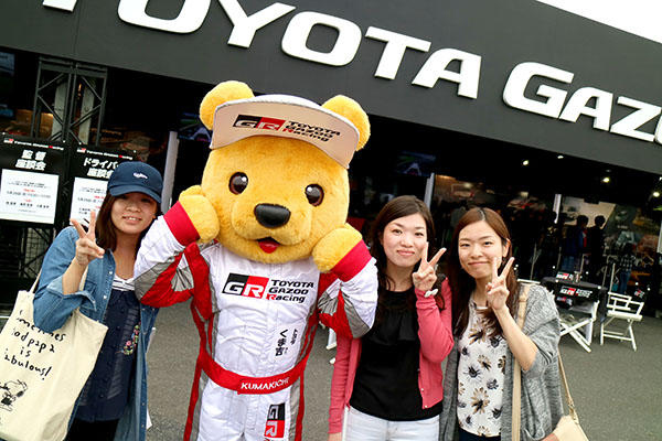 トヨタ くま吉 ピースサインの女性3人と@ スーパーフォーミュラ 2016年 第2戦 岡山