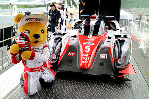 トヨタ くま吉 TS040の前でクリアファイルを持ってポーズ@ スーパーフォーミュラ 2016年 第2戦 岡山