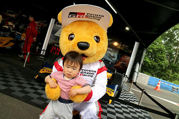 トヨタ くま吉 赤白ボーダー柄のTシャツの少年と@ スーパーフォーミュラ 2016年 第2戦 岡山