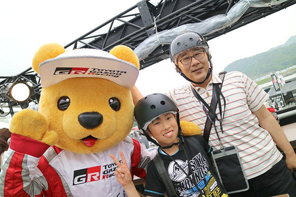 トヨタ くま吉 ヘルメットをかぶった親子と@ スーパーフォーミュラ 2016年 第2戦 岡山