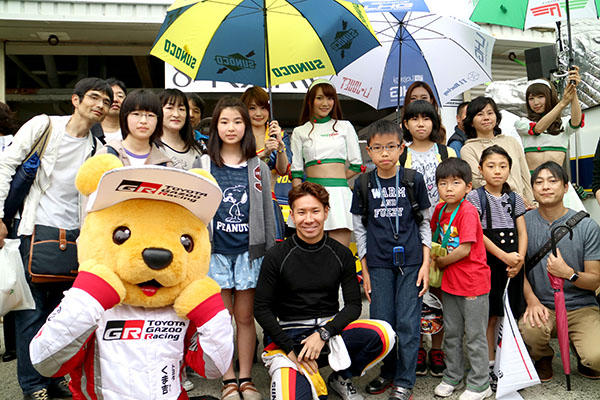 トヨタ くま吉 小林選手とファンの集合写真@ スーパーフォーミュラ 2016年 第2戦 岡山