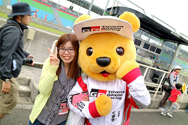 トヨタ くま吉 黄色のカーディガンの女性と@ スーパーフォーミュラ 2016年 第2戦 岡山