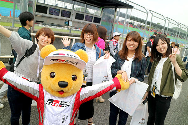 トヨタ くま吉 白いリュックの女性4人組みと@ スーパーフォーミュラ 2016年 第2戦 岡山