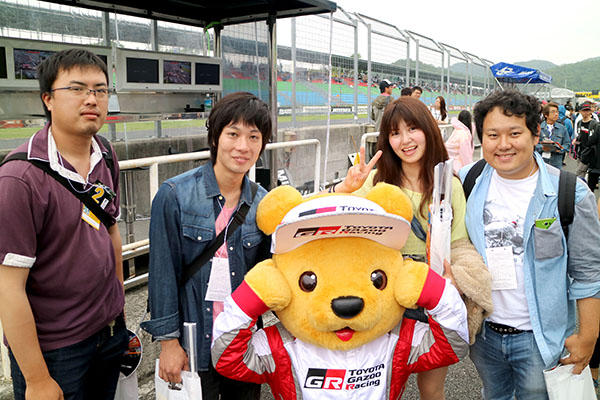 トヨタ くま吉 デニムシャツの男女4人組と@ スーパーフォーミュラ 2016年 第2戦 岡山