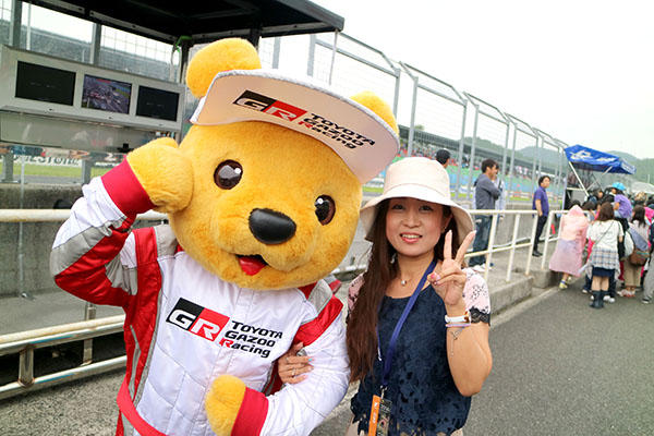 トヨタ くま吉 白い帽子のピースサインの女性と@ スーパーフォーミュラ 2016年 第2戦 岡山