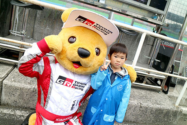 トヨタ くま吉 青のカッパを着た少年と@ スーパーフォーミュラ 2016年 第2戦 岡山