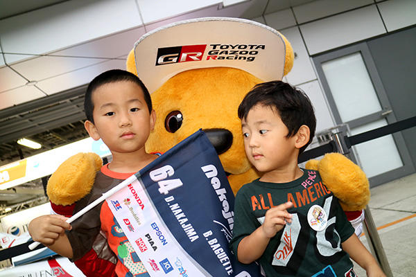 トヨタ くま吉 @nakajima racingのフラッグを持った兄弟と一緒に スーパーフォーミュラ 2016年 第3戦 富士