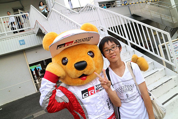 トヨタ くま吉 白のTシャツの少年と一緒に@ スーパーフォーミュラ 2016年 第5戦 岡山