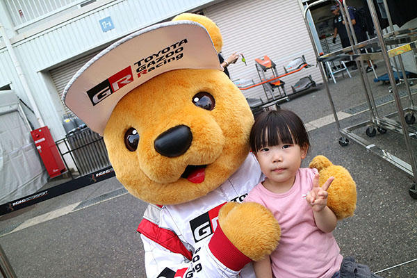 トヨタ くま吉 ピンクのTシャツの女の子と一緒に@ スーパーフォーミュラ 2016年 第5戦 岡山