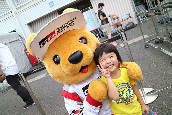 トヨタ くま吉 黄色のTシャツの女の子と一緒に@ スーパーフォーミュラ 2016年 第5戦 岡山
