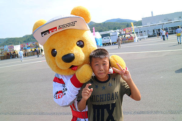 トヨタ くま吉 ミシガンTシャツの少年と一緒に@ スーパーフォーミュラ 2016年 第5戦 岡山