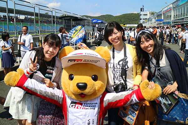 トヨタ くま吉 カメラ女子3人組と一緒に@ スーパーフォーミュラ 2016年 第5戦 岡山