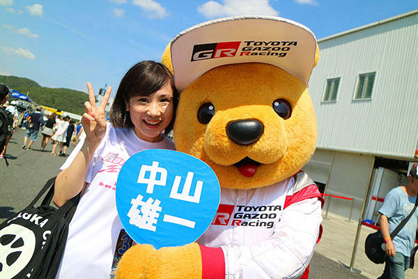 トヨタ くま吉 中山選手のファンの女性と一緒に@ スーパーフォーミュラ 2016年 第5戦 岡山