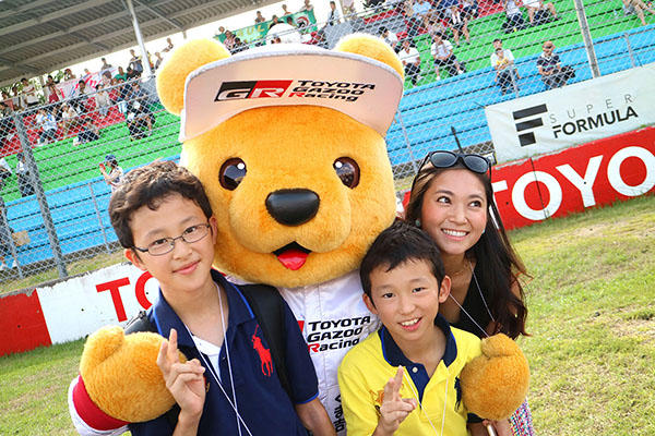 トヨタ くま吉 黄色いポロシャツの3人親子と一緒に@ スーパーフォーミュラ 2016年 第5戦 岡山