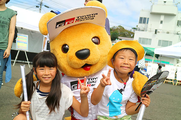 トヨタ くま吉 黄色い帽子をかぶった兄妹と一緒に@ スーパーフォーミュラ 2016年 第6戦 SUGO