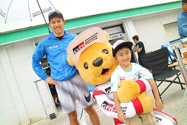 トヨタ くま吉 中山選手とファンの少年と一緒に@ スーパーフォーミュラ 2016年 第6戦 SUGO