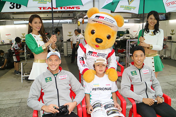 トヨタ くま吉 TOM'Sのドライバー2人とサインをもらえた少年と一緒に@ スーパーフォーミュラ 2016年 第6戦 SUGO