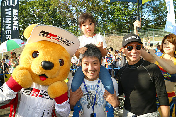 トヨタ くま吉 レース直前の可夢偉選手とファンの親子と一緒に@ スーパーフォーミュラ 2016年 第6戦 SUGO