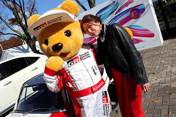 トヨタ くま吉 赤いスカートを履いた女性と一緒に@ SHIBUYA SPORTS CAR FES 2017