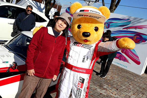 トヨタ くま吉 裏地が白い赤い上着を着た女性と一緒に@ SHIBUYA SPORTS CAR FES 2017