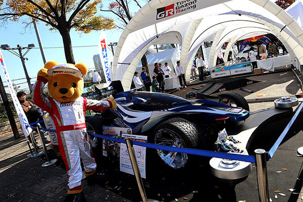 トヨタ くま吉 タミヤさんのブース前にあるエアロアバンテ実車版の前でポーズ@ SHIBUYA SPORTS CAR FES 2017