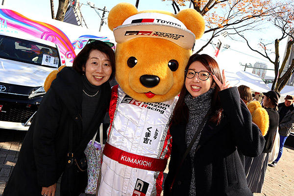 トヨタ くま吉 花柄のトートバッグを持った女性と黒いコートを着た女性と３ショット@ SHIBUYA SPORTS CAR FES 2017