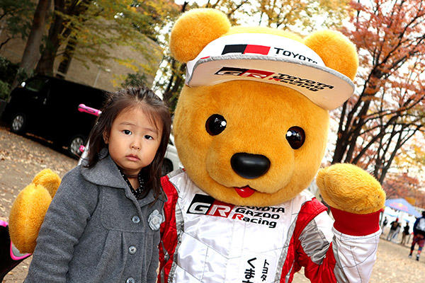 トヨタ くま吉 花の飾りが付いたグレーのコートを着た女の子と一緒に@ SHIBUYA SPORTS CAR FES 2017