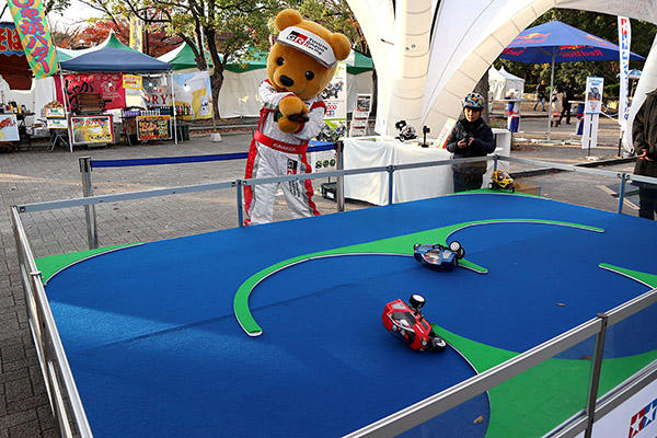 トヨタ くま吉 タミヤさんのブースでラジコンカーに挑戦中@ SHIBUYA SPORTS CAR FES 2017