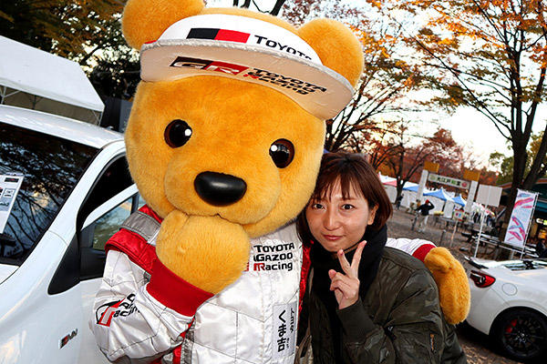 トヨタ くま吉 迷彩柄の上着を着た女性と一緒に@ SHIBUYA SPORTS CAR FES 2017