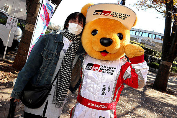 トヨタ くま吉 黒のギンガムチェックのストールを巻いた男性と一緒に@ SHIBUYA SPORTS CAR FES 2017