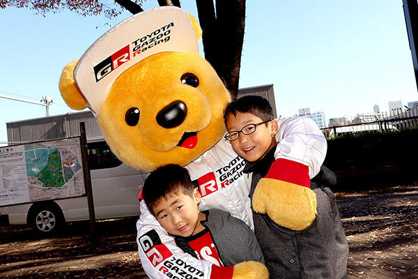 トヨタ くま吉 赤いTシャツを来た男の子とグレーのチェック柄の上着を来た男の子と一緒に@ SHIBUYA SPORTS CAR FES 2017