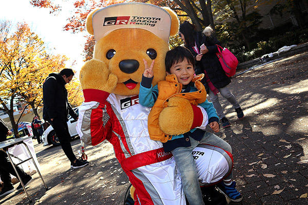 トヨタ くま吉 オレンジのダウンベストを着た男の子を膝に乗せて@ SHIBUYA SPORTS CAR FES 2017