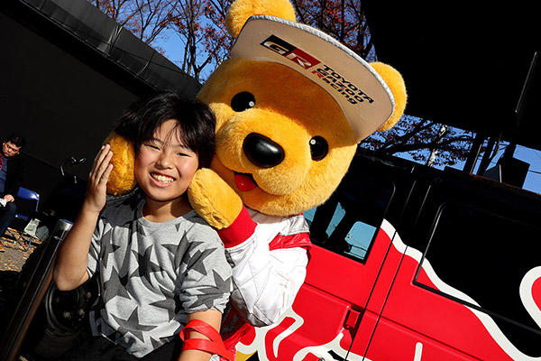 トヨタ くま吉 グレーの星柄のロングTシャツを着た男の子と一緒に@ SHIBUYA SPORTS CAR FES 2017