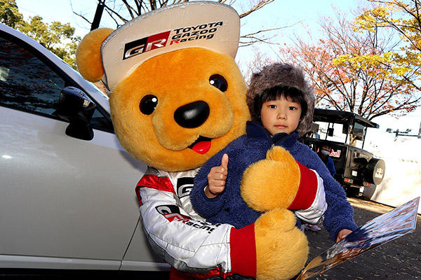 トヨタ くま吉 群青色のフリースを着た男の子と一緒に@ SHIBUYA SPORTS CAR FES 2017