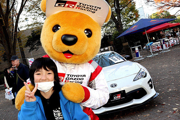 トヨタ くま吉 マスクをした女の子と一緒に@ SHIBUYA SPORTS CAR FES 2017