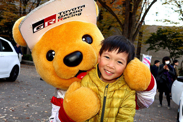 トヨタ くま吉 辛子色のダウンを着た男の子と一緒に@ SHIBUYA SPORTS CAR FES 2017