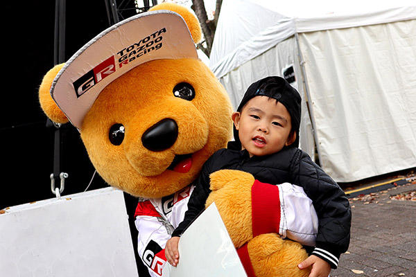 トヨタ くま吉 黒いキャップを後ろ向きにかぶった男の子と一緒に@ SHIBUYA SPORTS CAR FES 2017