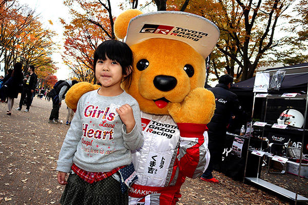 トヨタ くま吉 ピンドット柄の黒いスカートを履いた女の子と一緒に@ SHIBUYA SPORTS CAR FES 2017