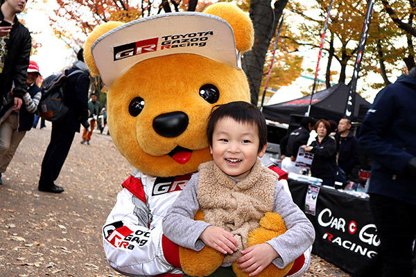 トヨタ くま吉 キャメルの起毛ベストを着た男の子と一緒に@ SHIBUYA SPORTS CAR FES 2017