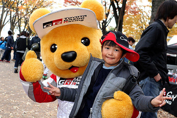 トヨタ くま吉 CAR GUY RACINGのキャップをかぶった男の子と一緒に@ SHIBUYA SPORTS CAR FES 2017