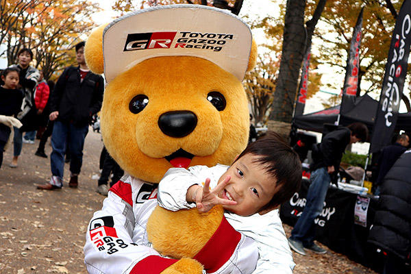 トヨタ くま吉 白い上着を着た男の子と一緒に@ SHIBUYA SPORTS CAR FES 2017