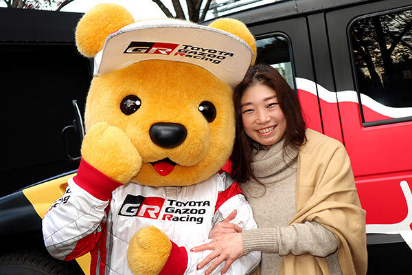 トヨタ くま吉 クリーム色のストールを羽織った女性と一緒に@ SHIBUYA SPORTS CAR FES 2017